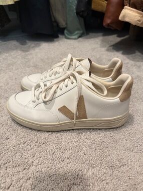 Veja Cream & Tan Low-Top Leather Sneakers